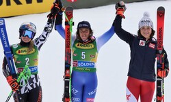 Alice Robinson, Federica Brignone und Julia Scheib (v.l.)