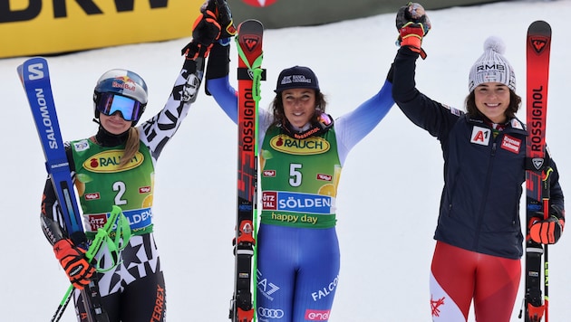 Alice Robinson, Federica Brignone und Julia Scheib (v.l.) (Bild: AP)