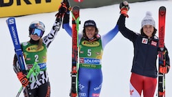 Alice Robinson, Federica Brignone und Julia Scheib (v.l.) (Bild: AP)