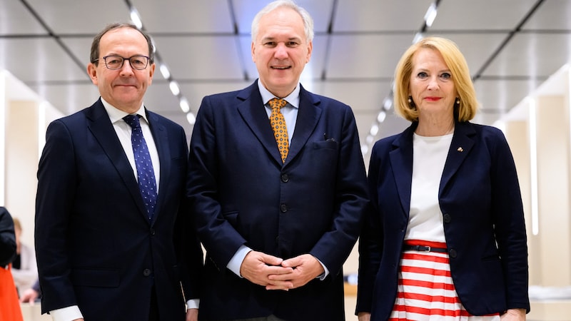 Nationalratspräsident Walter Rosenkranz (FPÖ, Bildmitte) mit Peter Haubner (ÖVP/Zweiter Nationalratspräsident) und Doris Bures (SPÖ/Dritte Nationalratspräsidentin) (Bild: APA/MAX SLOVENCIK)