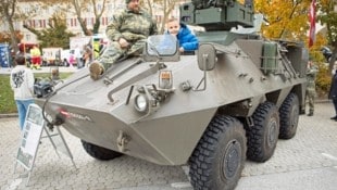 Ein Publikumsmagnet beim Tag der offenen Tür im Landhaus war unter anderem das Österreichische Bundesheer. (Bild: DANIEL FENZ)