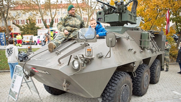 Ein Publikumsmagnet beim Tag der offenen Tür im Landhaus war unter anderem das Österreichische Bundesheer. (Bild: DANIEL FENZ)