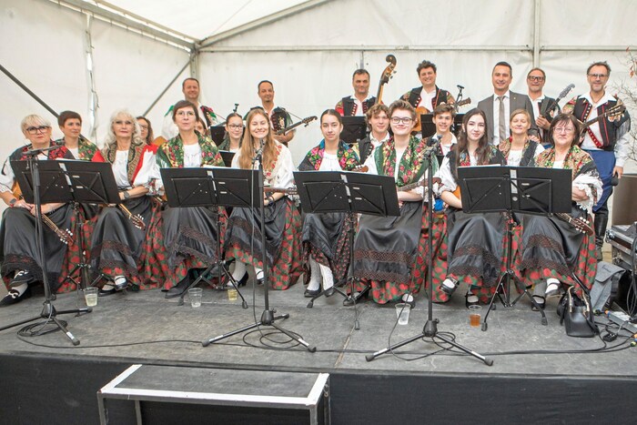 The Tamburizza Trausdorf band played in front of the Landhaus.