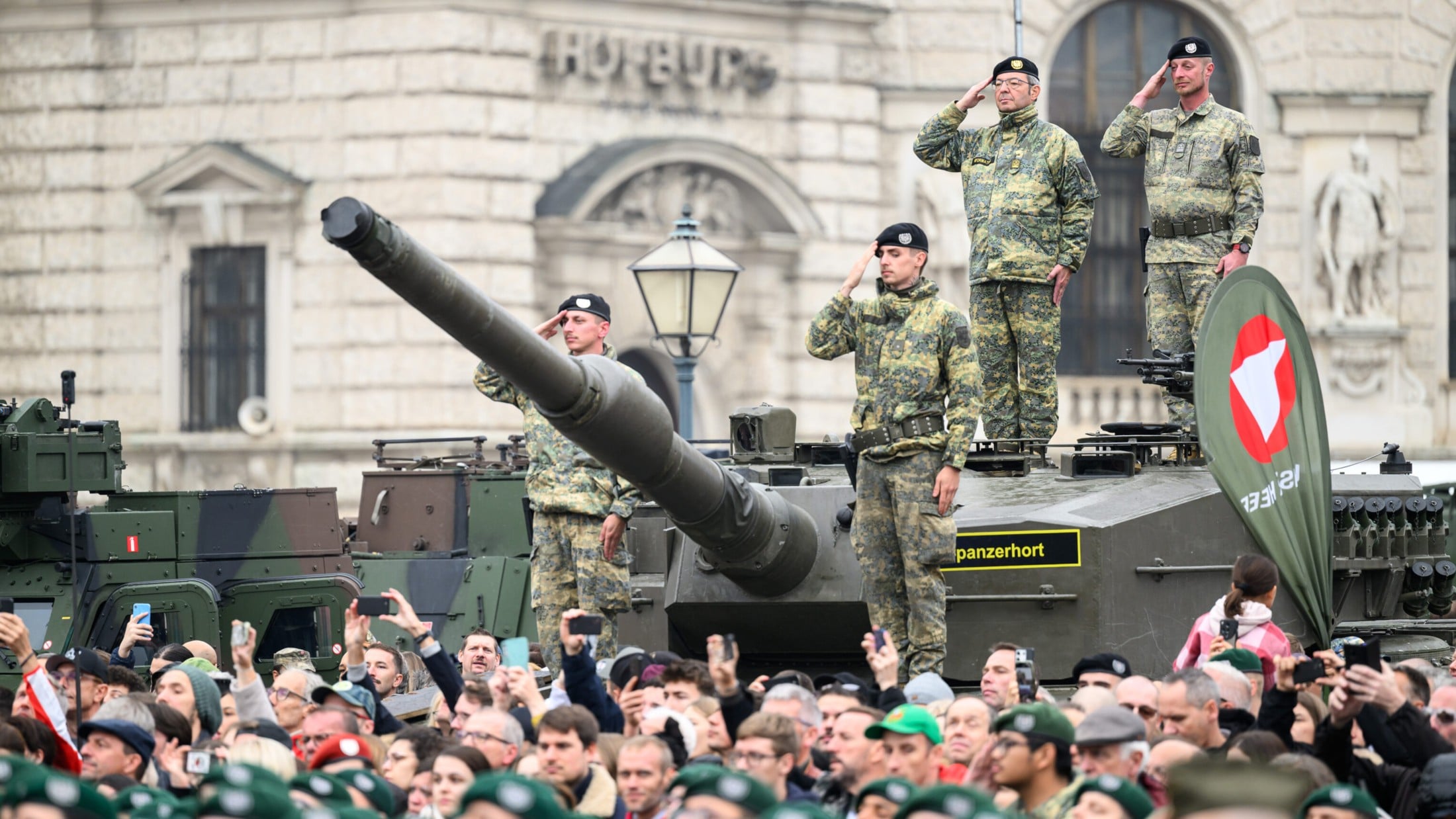 Natürlich durfte auch ein Panzer am Heldenplatz nicht fehlen. (Bild: APA/MAX SLOVENCIK)