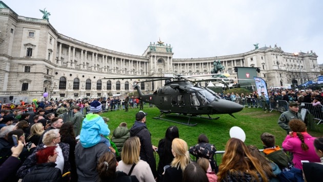 Der neue Hubschrauber AW169 „Lion“ wurde erstmals hergezeigt. (Bild: APA/MAX SLOVENCIK)