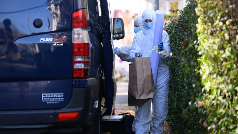 Investigators seized the possible murder weapon in the apartment building in Leizpig. (Bild: APA/dpa/Hendrik Schmidt)