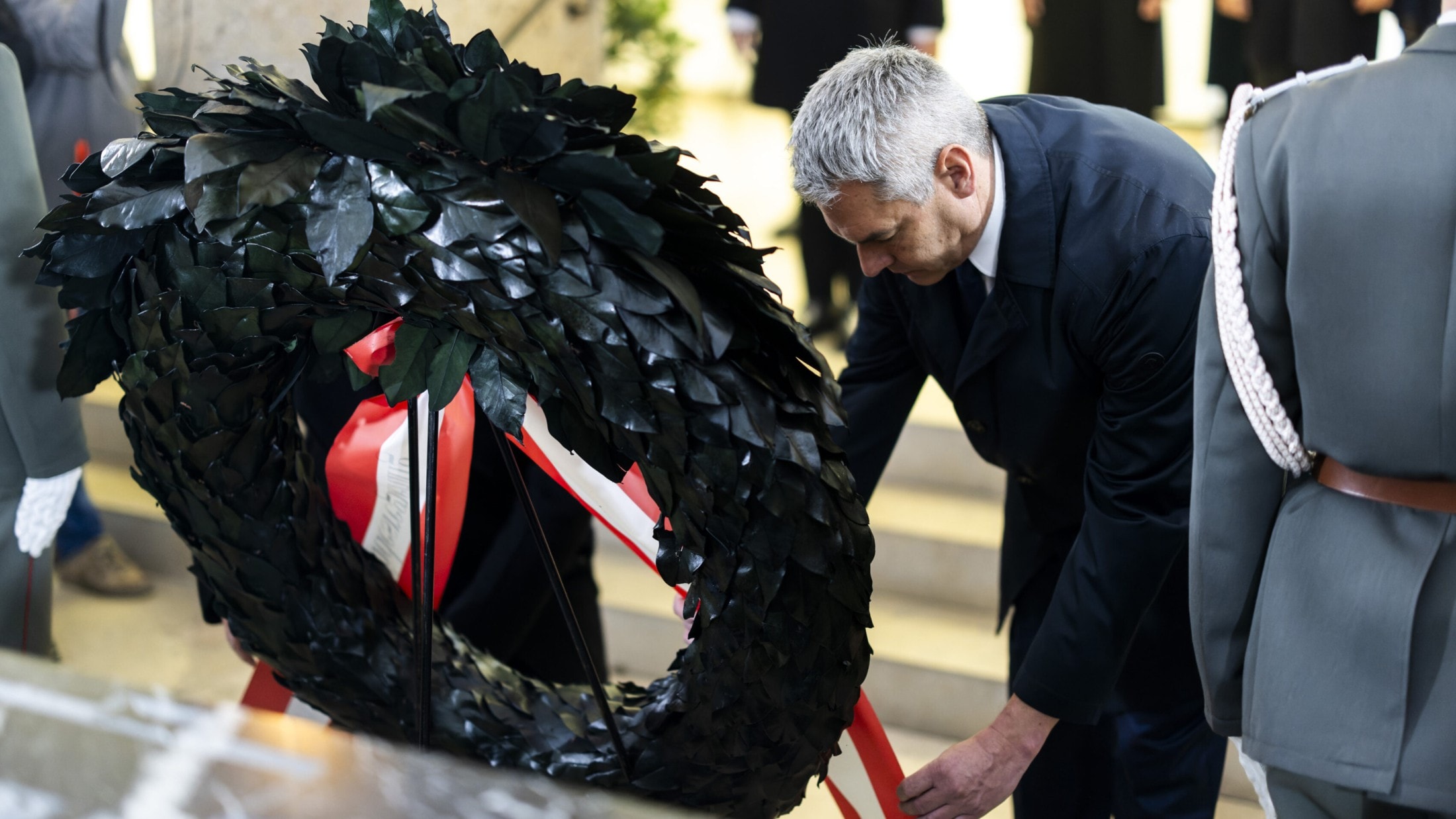 Bundeskanzler Karl Nehammer bei der Kranzniederlegung (Bild: APA/BKA/CHRISTOPHER DUNKER)