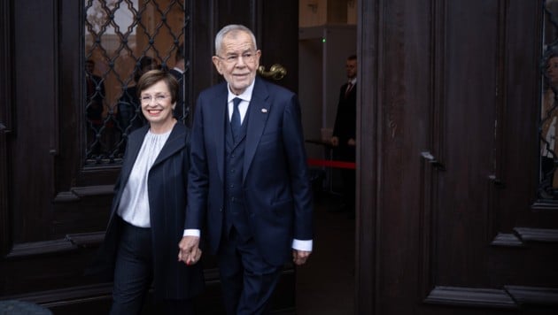 Bundespräsident Alexander Van der Bellen mit Ehefrau Doris Schmidauer beim „Tag der offenen Tür“ in der Wiener Hofburg (Bild: APA/BUNDESHEER/PETER LECHNER)