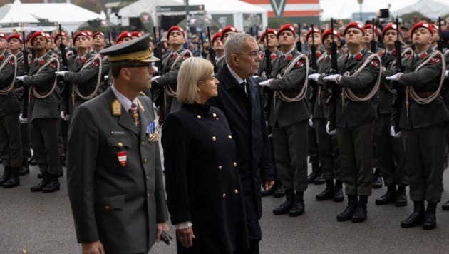 Verteidigungsministerin Klaudia Tanner mit Alexander Van der Bellen (Bild: APA/BUNDESHEER/PETER LECHNER)