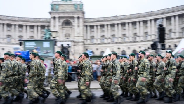 Soldaten des Bundesheers marschieren am Heldenplatz. (Bild: APA/MAX SLOVENCIK)