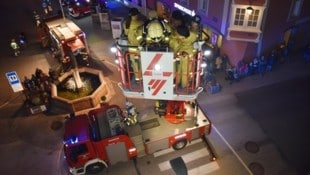 Mehrere Personen wurden per Drehleiter aus dem „brennenden“ Gebäude geholt.  (Bild: ZOOM Tirol/zoom.tirol)