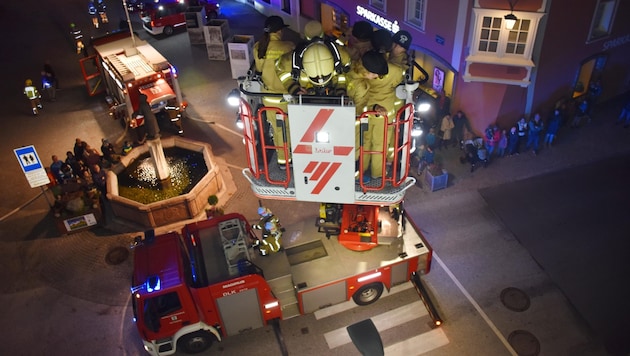 Mehrere Personen wurden per Drehleiter aus dem „brennenden“ Gebäude geholt.  (Bild: ZOOM Tirol/zoom.tirol)