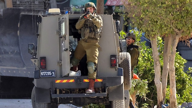 Israeli soldiers during an operation in the city of Tulkarem (Bild: AFP/Jaafar Ashtiyeh)