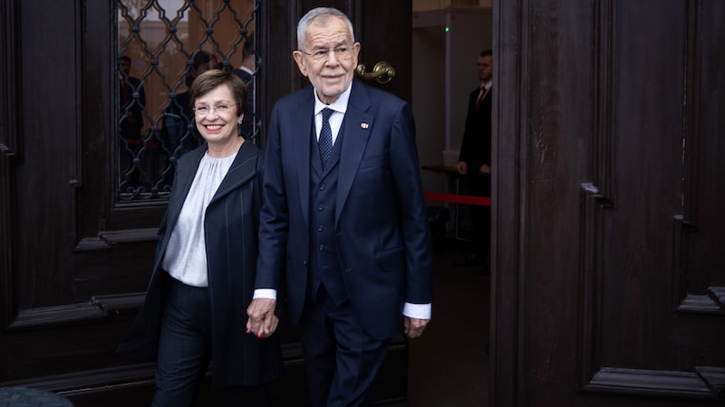 Bundespräsident Alexander Van der Bellen mit Ehefrau Doris Schmidauer am „Tag der offenen Tür“ in der Wiener Hofburg (Bild: APA/BUNDESHEER/PETER LECHNER)