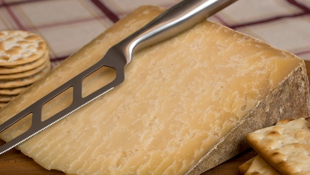 950 Laibe Cheddar (Bild) wurden geliefert, bevor der Betrug aufgefallen ist. (Bild: AP)