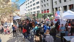 Die Besucher strömten in Scharen auf den Landhausplatz in Innsbruck. (Bild: Johanna Birbaumer)