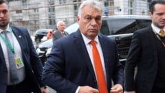 Viktor Orbán bei einem Treffen der rechten „Patrioten für Europa“ am 17. Oktober – kommenden Donnerstag stattet er dem österreichischen Parlament einen Besuch ab. (Bild: AFP)