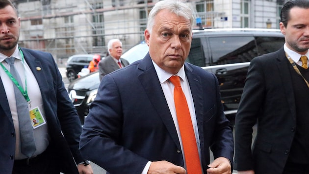 Viktor Orbán at a meeting of the right-wing "Patriots for Europe" on October 17 - next Thursday he will pay a visit to the Austrian parliament. (Bild: AFP)