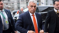 Viktor Orbán bei einem Treffen der rechten „Patrioten für Europa“ am 17. Oktober – kommenden Donnerstag stattet er dem österreichischen Parlament einen Besuch ab. (Bild: AFP)