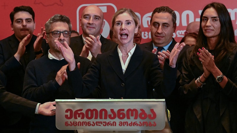 The leader of the opposition party United National Movement, Tina Bokushava (center), spoke of a victory for the opposition alliance. (Bild: AFP)