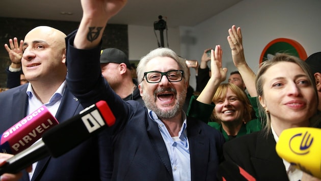 The representatives of the Coalition for Change (pictured), who claimed victory after the first exit polls were published, do not want to recognize the "falsified results". (Bild: Associated Press)