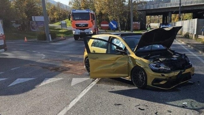 Die Autos wurden bei dem Unfall demoliert.