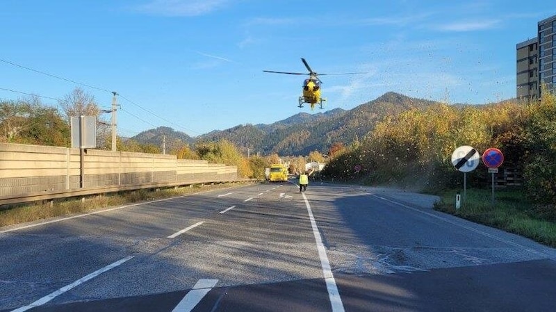 Auch der Rettungshubschrauber war im Einsatz. (Bild: Stadtfeuerwehr Kapfenberg)