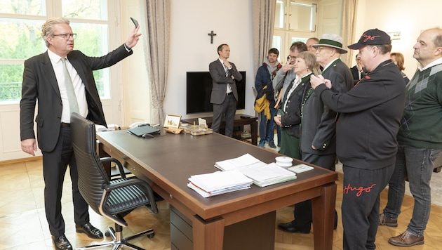 Christopher Drexler showed guests around the offices in Graz Castle. (Bild: Land Steiermark/Foto Fischer)