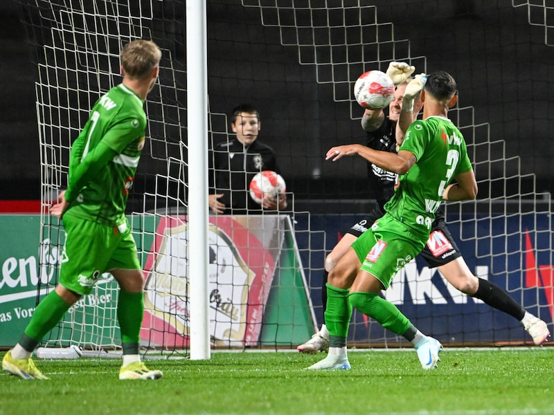 Die Torhüter hatten im Derby alle Hände voll zu tun. (Bild: GEPA pictures)