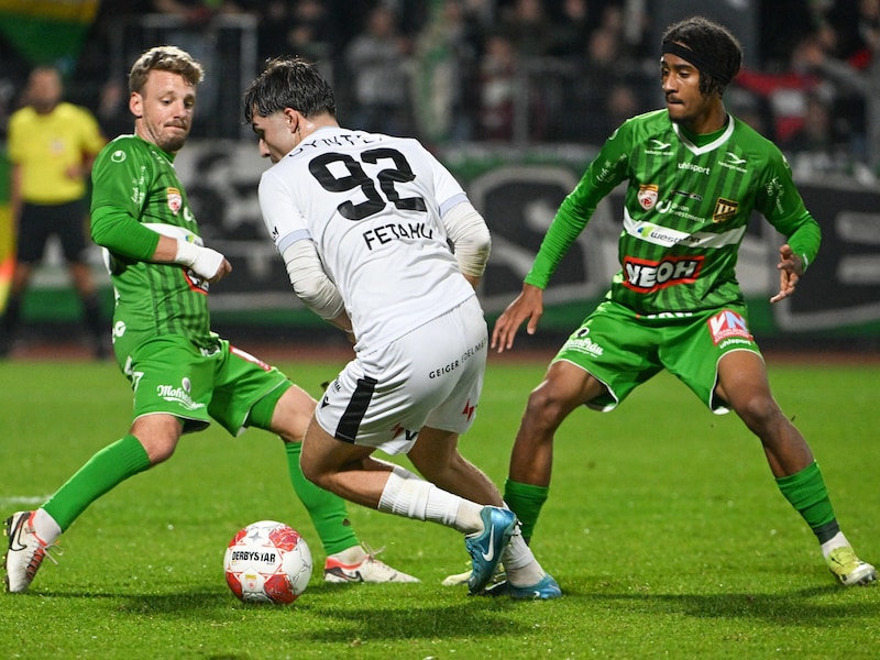 Anteo Fetahu (center) missed a penalty. (Bild: GEPA pictures)