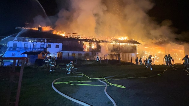 More than 150 firefighters battled the flames. (Bild: ZOOM Tirol)