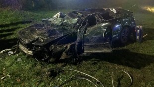 Dem Auto sind die Spuren des Unfalls deutlich anzusehen.
