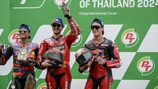 Pedro Acosta (r.) musste sich nur Francesco Bagnaia (Mitte) und Jorge Martin geschlagen geben. (Bild: APA/AFP)