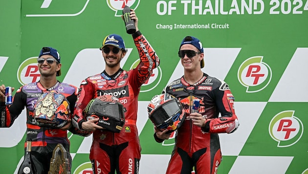 Pedro Acosta (r.) musste sich nur Francesco Bagnaia (Mitte) und Jorge Martin geschlagen geben. (Bild: APA/AFP)