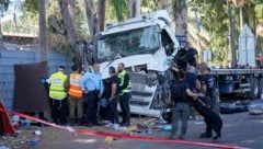 Der Unfallort im Norden von Tel Aviv (Bild: APA/Associated Press)