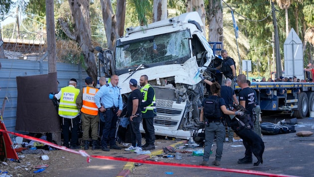 Der Unfallort im Norden von Tel Aviv (Bild: APA/Associated Press)