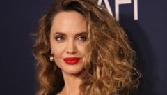 Angelina Jolie stylte ihre Haare für einen Auftritt in Los Angeles zur wilden Löwenmähne. (Bild: APA/AFP/ETIENNE LAURENT)