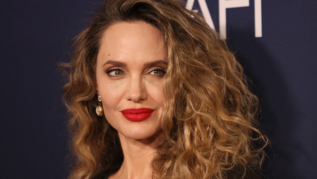 Angelina Jolie styled her hair into a wild lion's mane for an appearance in Los Angeles. (Bild: APA/AFP/ETIENNE LAURENT)