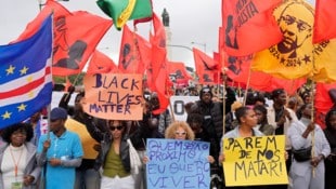 In Lissabon kam es nach dem Tod eines schwarzen Mannes zu Protesten und Ausschreitungen. (Bild: APA/AP Photo/Armando Franca)