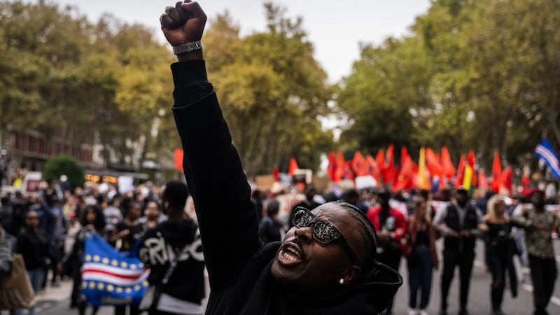 In Lisbon, demonstrations were held against police violence and discrimination following the death of a black man. (Bild: APA/AFP/PATRICIA DE MELO MOREIRA)