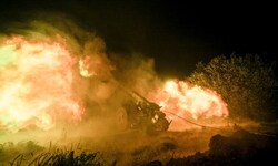 Ukrainische Soldaten feuern in der Region Cherson auf russische Stellungen.