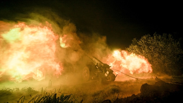 Ukrainian soldiers fire on Russian positions in the Kherson region. (Bild: ASSOCIATED PRESS)