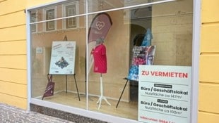 Werbung für das Geschäftslokal trifft auf Event-Info. (Bild: Evelyn Hronek/EVELYN HRONEK)