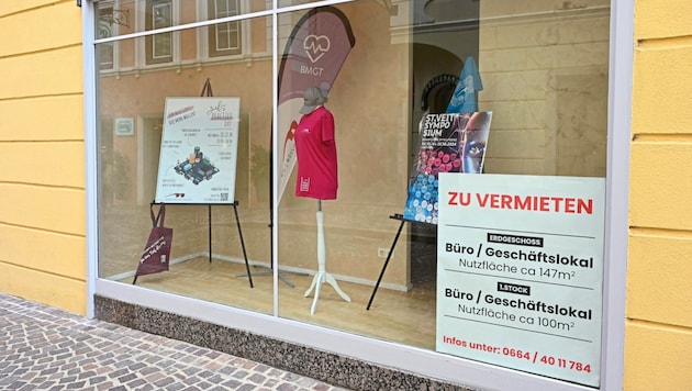 Advertising for the store meets event information. (Bild: Evelyn Hronek/EVELYN HRONEK)