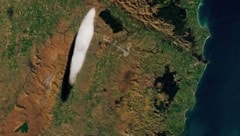 Die vom Satelliten „Landsat 8“ fotografierte Lenticularis-Wolke hatte eine Länge von etwa 11,5 Kilometern. (Bild: NASA/Landsat 8/OLI)