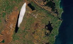 Die vom Satelliten „Landsat 8“ fotografierte Lenticularis-Wolke hatte eine Länge von etwa 11,5 ...