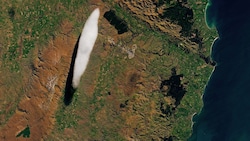 Die vom Satelliten „Landsat 8“ fotografierte Lenticularis-Wolke hatte eine Länge von etwa 11,5 ...