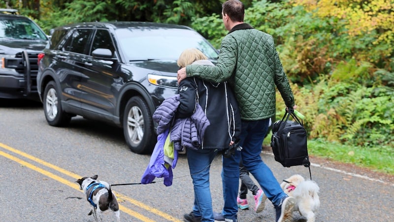 Distraught neighbors leave the scene. (Bild: ASSOCIATED PRESS)