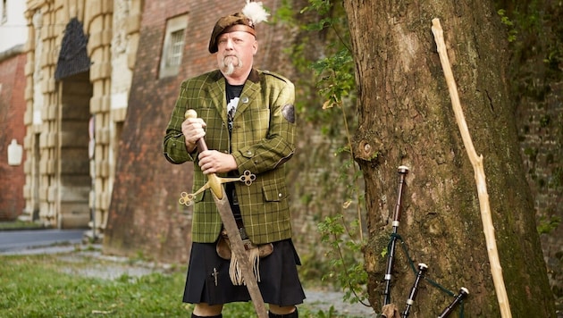 Helmut "McSchuly" Schulhofer and his sword (Bild: zVg/Schulhofer)