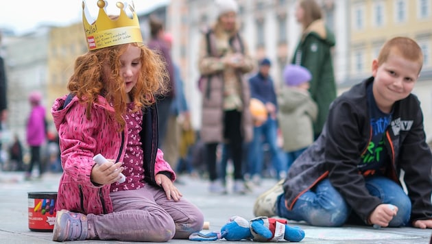 The children were allowed to paint Linz's main square. (Bild: Einöder Horst)